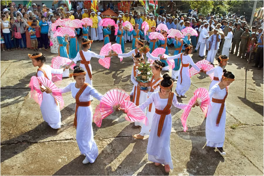 Lễ hội Katê của đồng bào Chăm theo đạo Bàlamôn.