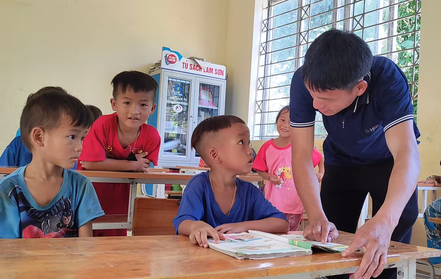 Thầy trò tại điểm lẻ Tà Cóm – Trường Tiểu học Trung Lý 2.