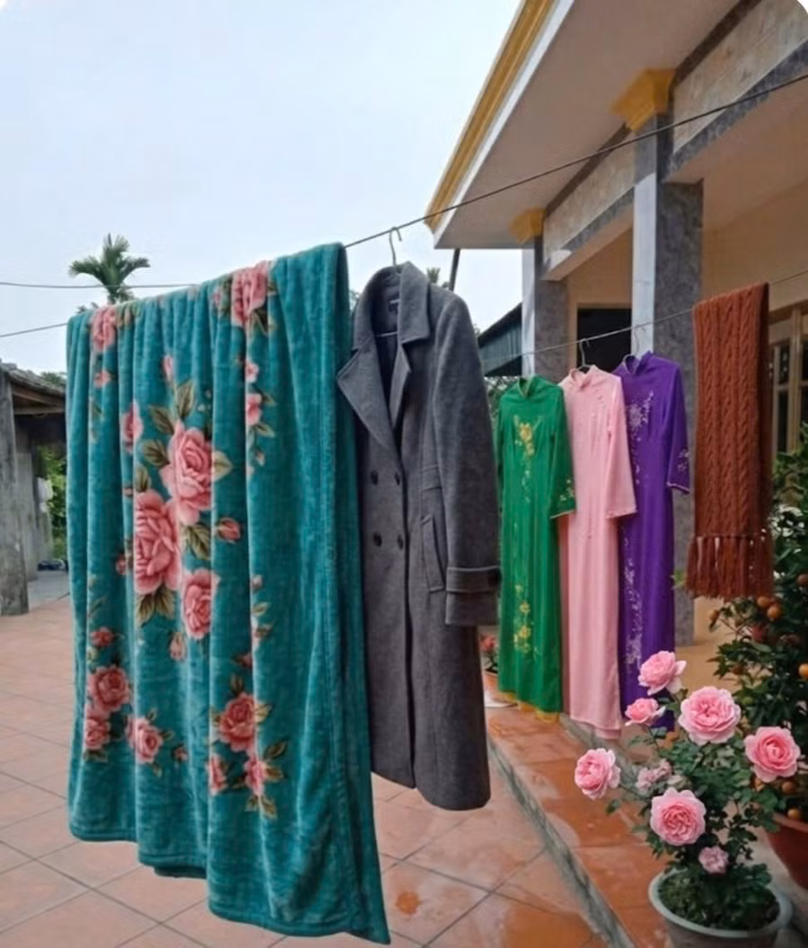 Hong nắng ngày xuân là hong lại những ký ức, hong lên niềm tin và sự ấm áp trong mỗi con người. Ảnh: Thanh Hoà.