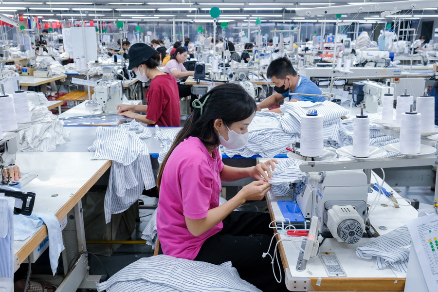 Công nhân làm việc tại các nhà máy về may mặc tại Bắc Ninh.