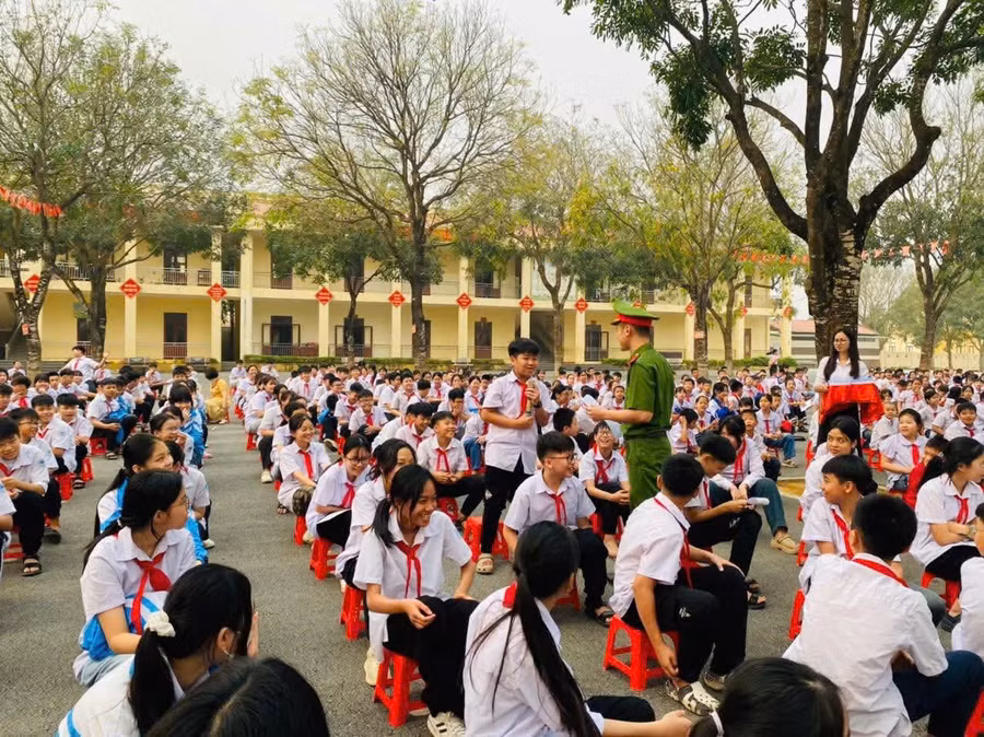 Học sinh Trường THCS Tây Sơn (phường Tam Điệp) tham gia hoạt động tuyên truyền phòng, chống tác hại của thuốc lá.