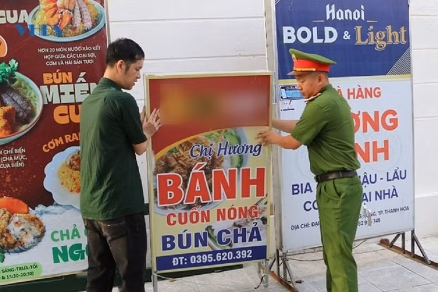 Lực lượng chức năng tỉnh Thanh Hóa thu giữ biển báo có quảng cáo cờ bạc trá hình.