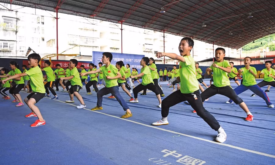 Học sinh Trung Quốc tập thể dục.