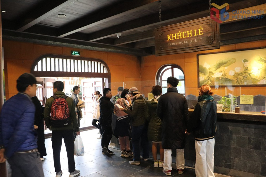 Du khách mua vé cáp treo tại Yên Tử.