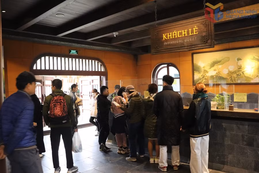 Du khách mua vé cáp treo tại Yên Tử.