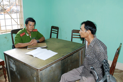 Tài xế tại cơ quan điều tra. ảnh Lê Anh Tài xế tại cơ quan điều tra. ảnh Lê Anh