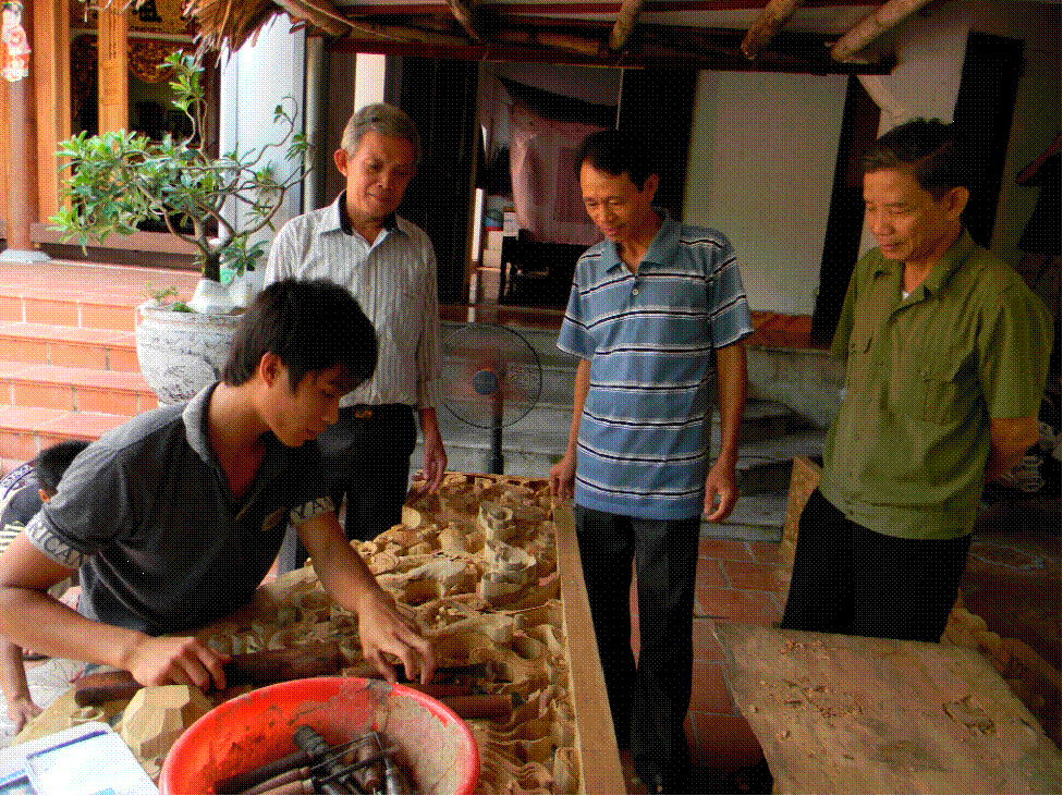 Việc đục, đẽo là khâu quan trọng đòi hỏi sự khéo léo, tỷ mỷ để tạo nên tính nghệ thuật cho sản phẩm đồ gỗ mỹ nghệ Việc đục, đẽo là khâu quan trọng đòi hỏi sự khéo léo, tỷ mỷ để tạo nên tính nghệ thuật cho sản phẩm đồ gỗ mỹ nghệ