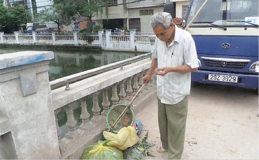 21 năm nay, ngày nào ông Luyện cũng miệt mài làm công việc của một người “vác tù và hàng tổng”. 21 năm nay, ngày nào ông Luyện cũng miệt mài làm công việc của một người “vác tù và hàng tổng”.