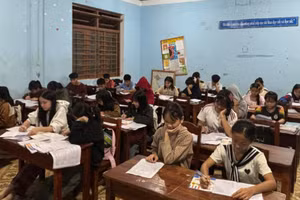 Học sinh nội trú Trường PTDTNT THCS & THPT Nam Trà My chăm chỉ ôn bài trong giờ “Tiếng trống học đêm”.