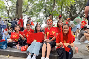 Người dân háo hức theo dõi buổi tổng hợp luyện diễu binh, diễu hành A80 