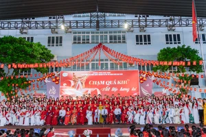 Thầy và trò Đoàn Thị Điểm kỷ niệm 80 năm Cách mạng tháng Tám và Quốc khánh 2/9