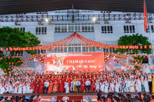 Thầy và trò Đoàn Thị Điểm kỷ niệm 80 năm Cách mạng tháng Tám và Quốc khánh 2/9