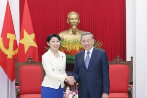 Tổng Bí thư Tô Lâm và bà Obuchi Yuko, Hạ nghị sỹ thuộc Đảng Dân chủ tự do, Chủ tịch Liên minh Nghị sỹ hữu nghị Nhật Bản-Việt Nam. (Ảnh: Thống Nhất/TTXVN).