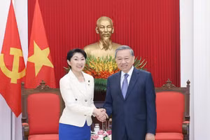 Tổng Bí thư Tô Lâm và bà Obuchi Yuko, Hạ nghị sỹ thuộc Đảng Dân chủ tự do, Chủ tịch Liên minh Nghị sỹ hữu nghị Nhật Bản-Việt Nam. (Ảnh: Thống Nhất/TTXVN).