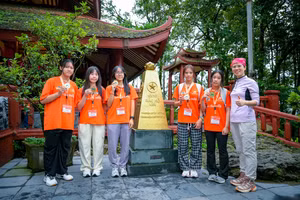 Niềm vui chiến thắng của các bạn nhỏ trên đỉnh núi Ba Vì cùng người bạn đồng hành Thạc sĩ Tâm lý, Chuyên gia Trị liệu Tâm Trí Nguyễn Thị Lanh (ngoài cùng bên phải).