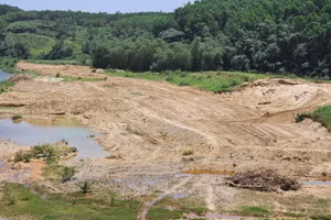 Khu vực khai thác cát ở bờ sông Thác Ma qua xã Hải Sơn.