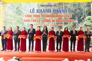 Lãnh đạo tỉnh thực hiện nghi thức khánh thành công trình tôn tạo Di tích quốc gia đặc biệt Hang Tám Cô.