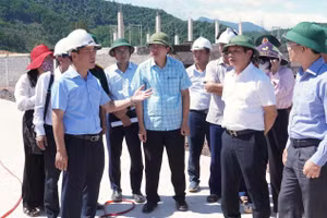 Ông Nguyễn Văn Phương, Bí thư Tỉnh ủy Quảng Trị kiểm tra tiến độ xây dựng Trường nội trú TH và THCS Dân Hóa. Ảnh: QV