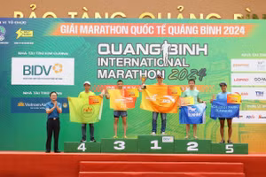 Ban tổ chức trao giải cho các vận động viên xuất sắc.