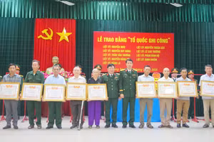 Đại tá Đinh Xuân Hướng, Phó Chủ nhiệm Chính trị Quân khu và Đại tá Trương Như Ý, Phó Chính ủy Bộ CHQS tỉnh Quảng Trị trao Bằng "Tổ quốc ghi công" cho thân nhân các gia đình liệt sĩ.