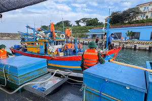 Lực lượng chức năng tiếp nhận 8 ngư dân trên tàu cá gặp sự cố.