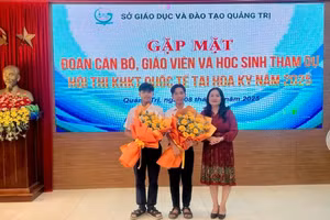 TS Lê Thị Hương, Giám đốc Sở GD&ĐT Quảng Trị động viên đoàn và 2 học sinh lên đường may mắn.