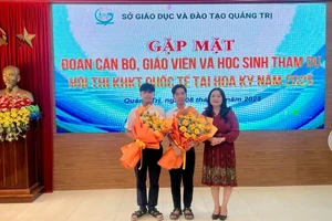 TS Lê Thị Hương, Giám đốc Sở GD&ĐT Quảng Trị động viên đoàn và 2 học sinh lên đường may mắn.