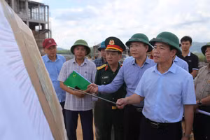 Lãnh đạo tỉnh Quảng Trị kiểm tra tại công trình Trường nội trú Tiểu học và THCS Hướng Phùng.