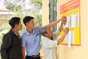 Người dân miền núi Quảng Trị xem thông tin niêm yết bầu cử.