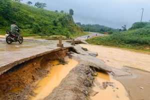 Mưa lớn gây xói lở một số cầu tràn ở xã Tân Lập, tỉnh Quảng Trị.