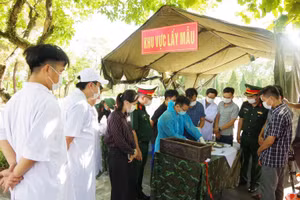 Lực lượng chức năng triển khai lấy mẫu phục vụ công tác giám định ADN.