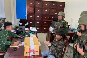 Lực lượng chức năng bắt giữ nghi phạm vận chuyển ma túy.