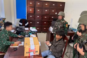 Lực lượng chức năng bắt giữ nghi phạm vận chuyển ma túy.