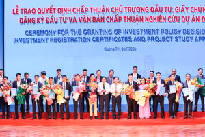 Tỉnh Quảng Trị trao quyết định chủ trương đầu tư cho các dự án.