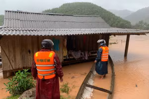 Lực lượng chức năng sơ tán người dân đến nơi an toàn.