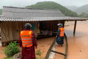 Lực lượng chức năng sơ tán người dân đến nơi an toàn.