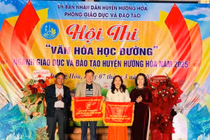 Bà Nguyễn Thị Thanh Nga, Trưởng Phòng GD&ĐT huyện Hướng Hóa (Quảng Trị) trao cờ cho các đơn vị tham gia.