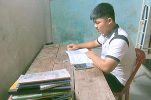 Em Đinh Duy Bảy luôn nỗ lực học tập, quyết tâm ươn lên từ khó khăn. Ảnh: NVCC