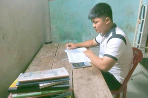 Em Đinh Duy Bảy luôn nỗ lực học tập, quyết tâm ươn lên từ khó khăn. Ảnh: NVCC