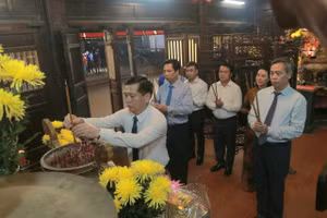 Lãnh đạo tỉnh Quảng Trị dâng hương tri ân liệt sĩ.