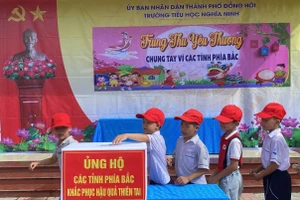 Học sinh TP Đồng Hới, Quảng Bình ủng hộ nhân dân và trường học các tỉnh phía Bắc bị ảnh hưởng do mưa lũ.