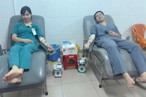 Bác sĩ hiến máu để cứu người bệnh qua cơn nguy kịch.
