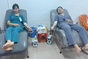 Bác sĩ hiến máu để cứu người bệnh qua cơn nguy kịch.