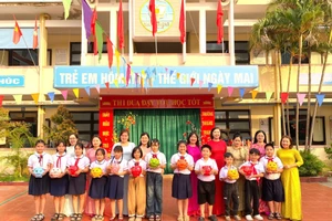 Học sinh Trường Tiểu học Lê Văn Tám tham gia phong trào nuôi heo đất.