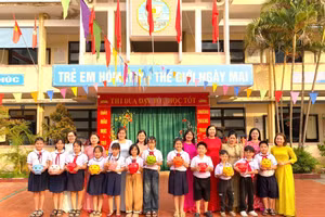 Học sinh Trường Tiểu học Lê Văn Tám tham gia phong trào nuôi heo đất.