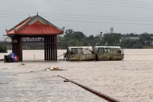 Mực nước sông Thạch Hãn (thị xã Quảng Trị) dâng cao.