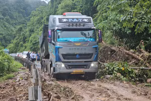 Điểm sạt lở trên đường Hồ Chí Minh (nhánh Tây) nhanh chóng được khắc phục.