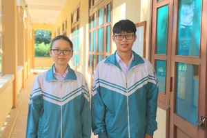 Tuấn Kiệt và Như Quỳnh cùng học lớp 12A1, Trường THPT Quảng Trị đồng thủ khoa khối A00 tại Quảng Trị.