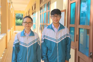 Tuấn Kiệt và Như Quỳnh cùng học lớp 12A1, Trường THPT Quảng Trị đồng thủ khoa khối A00 tại Quảng Trị.