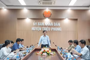 Quyền Chủ tịch UBND tỉnh Quảng Trị - ông Hoàng Nam làm việc tại huyện Triệu Phong về chuẩn bị vận hành thử nghiệm chính quyền xã mới. Ảnh: Hồng Hà.